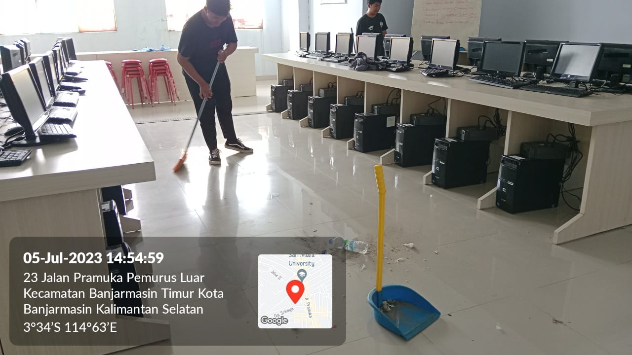 membersihkan-lab-multimedia